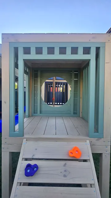 Interior de la torre menta con su ventana redonda