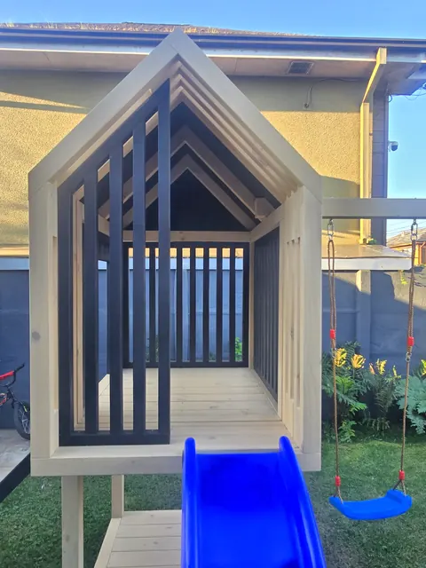 Casita de techo a dos aguas con resbalín y columpio