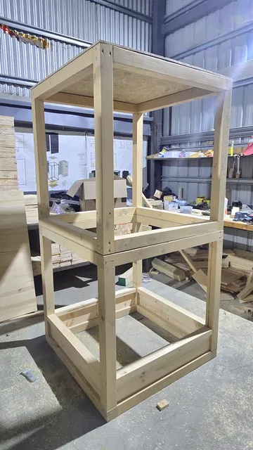 Estructura de una torre en madera, recién armada en el taller