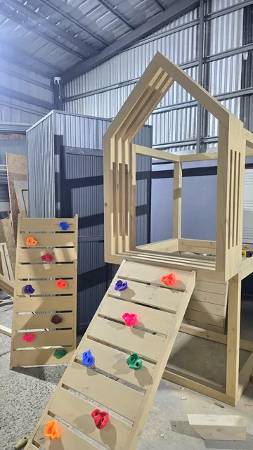 Casita y muros de escalada terminados en el taller