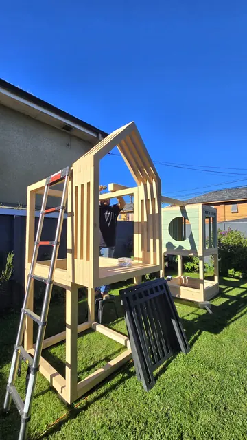 Instalador armando la casita en el patio del cliente