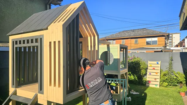 Instalador de Qubos ajustando la casita durante la instalación