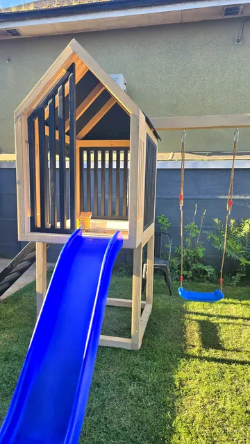 Casita con resbalín y columpio durante los últimos ajustes
