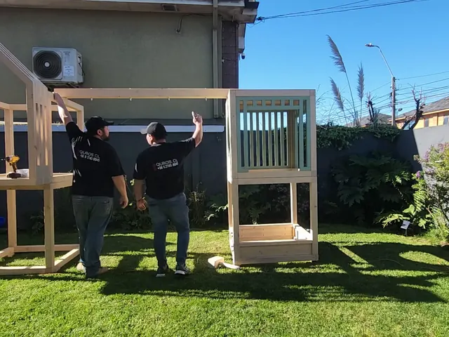 Dos instaladores de Qubos montan la viga de columpios entre la casita y la torre
